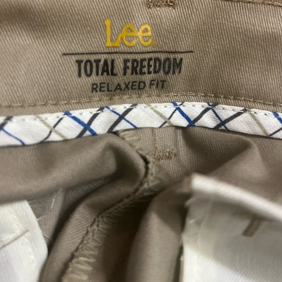 Men’s - Khaki Pants - 33x30 - Lee Relaxed Fit - Picture 6 of 6